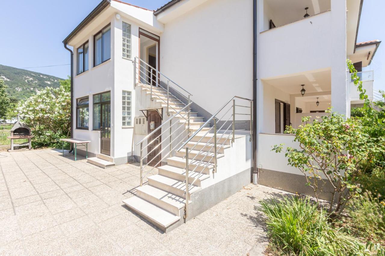 Apartment Beti With Balcony Baska  Bagian luar foto