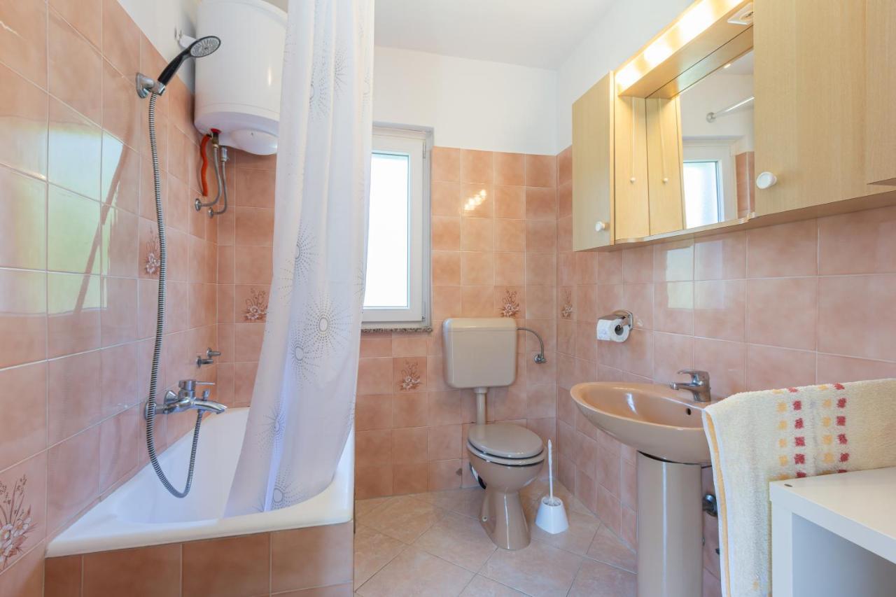 Apartment Beti With Balcony Baska  Bagian luar foto